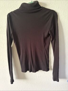 Theory size M turtleneck black, classic.Expensive,